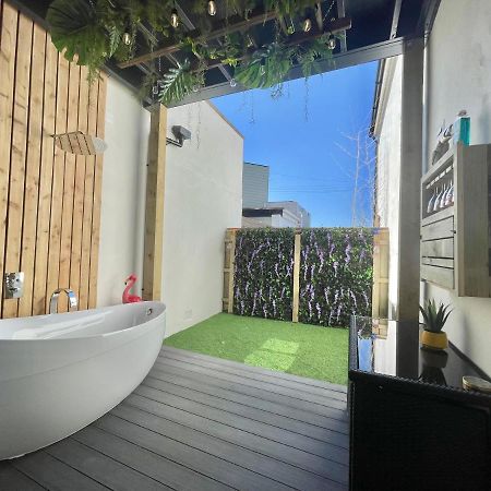Coastline Retreats: Jungle-Themed Seafront Garden Apartment Bournemouth Exterior photo