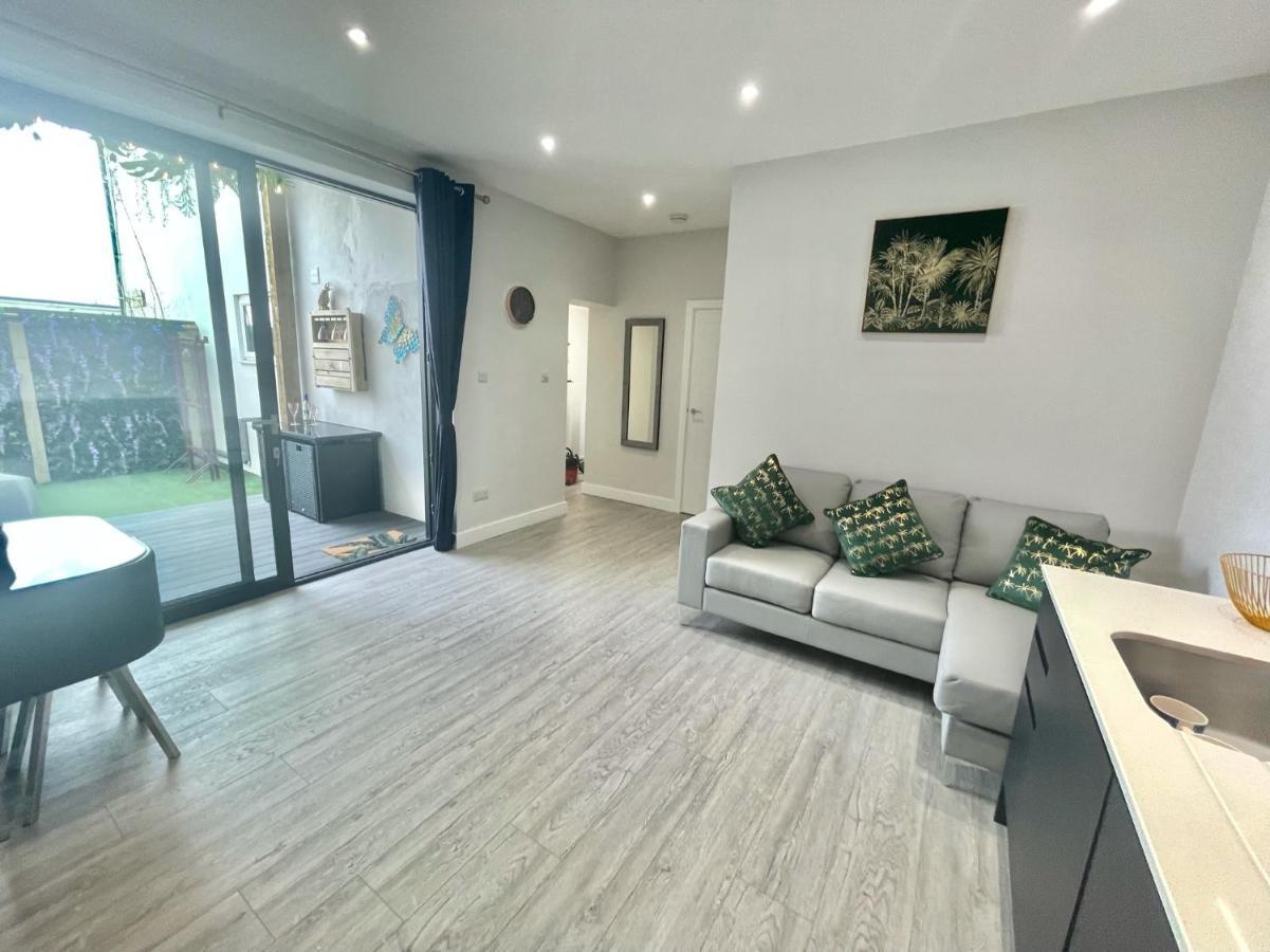 Coastline Retreats: Jungle-Themed Seafront Garden Apartment Bournemouth Exterior photo