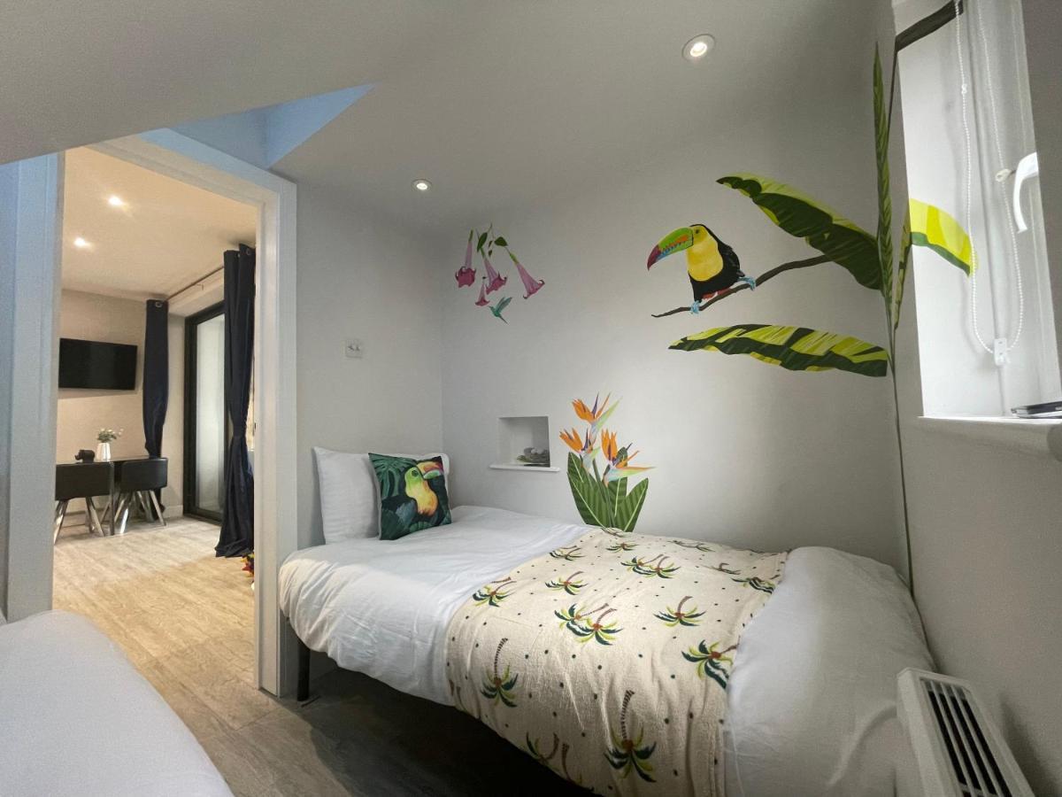Coastline Retreats: Jungle-Themed Seafront Garden Apartment Bournemouth Exterior photo
