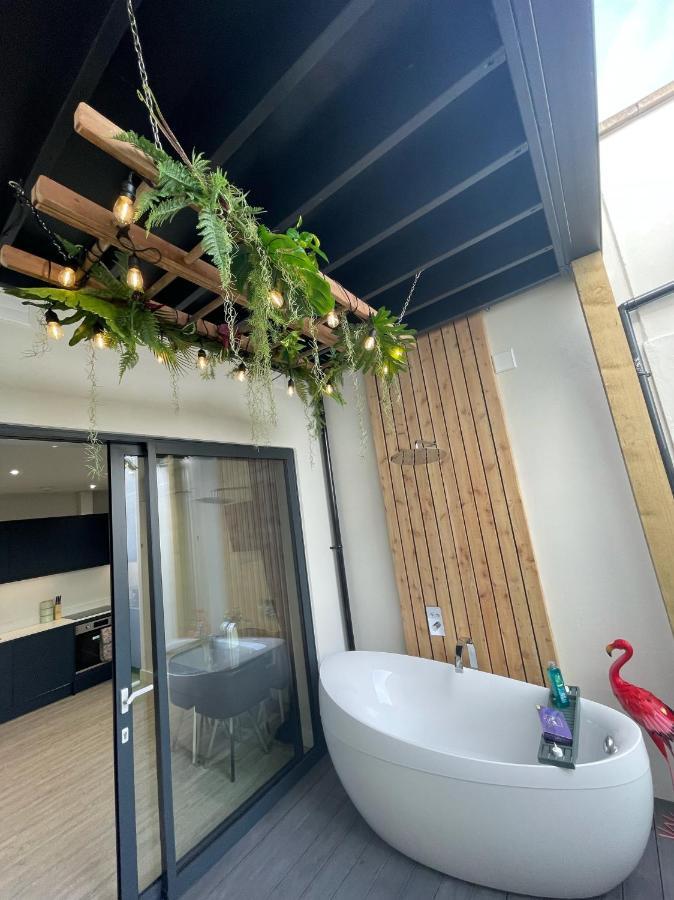 Coastline Retreats: Jungle-Themed Seafront Garden Apartment Bournemouth Exterior photo