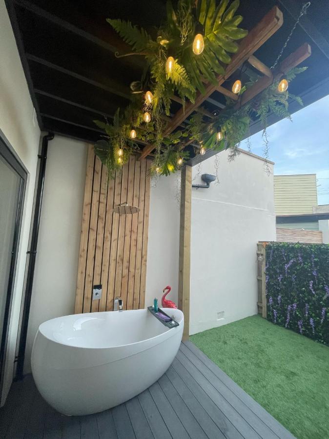 Coastline Retreats: Jungle-Themed Seafront Garden Apartment Bournemouth Exterior photo