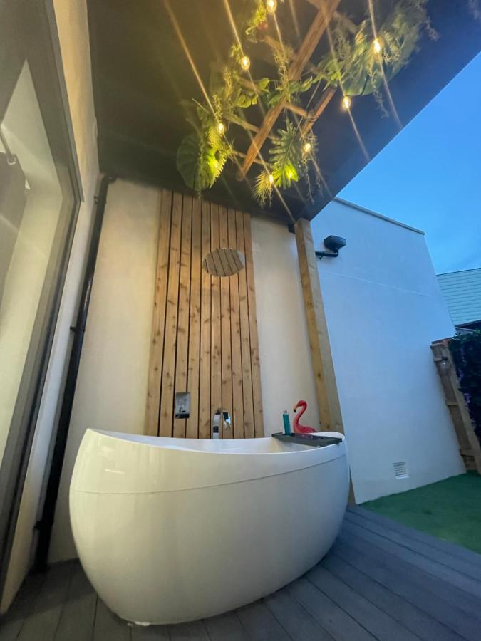 Coastline Retreats: Jungle-Themed Seafront Garden Apartment Bournemouth Exterior photo