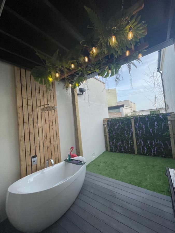 Coastline Retreats: Jungle-Themed Seafront Garden Apartment Bournemouth Exterior photo