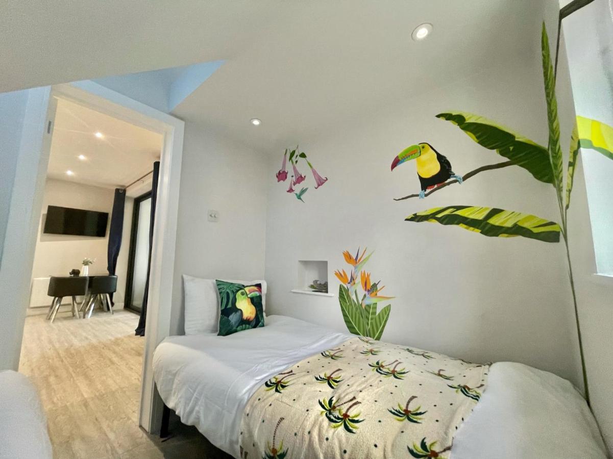 Coastline Retreats: Jungle-Themed Seafront Garden Apartment Bournemouth Exterior photo