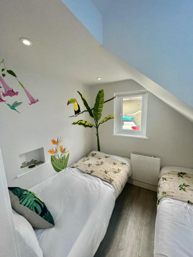 Coastline Retreats: Jungle-Themed Seafront Garden Apartment Bournemouth Exterior photo