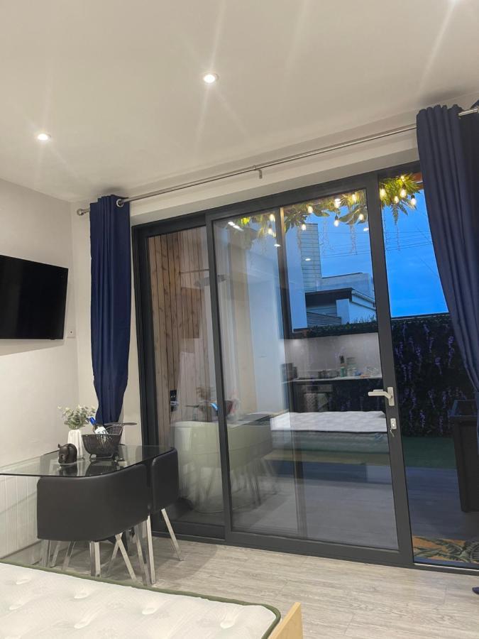 Coastline Retreats: Jungle-Themed Seafront Garden Apartment Bournemouth Exterior photo