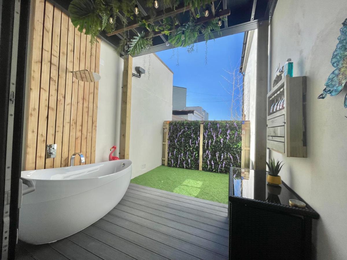 Coastline Retreats: Jungle-Themed Seafront Garden Apartment Bournemouth Exterior photo
