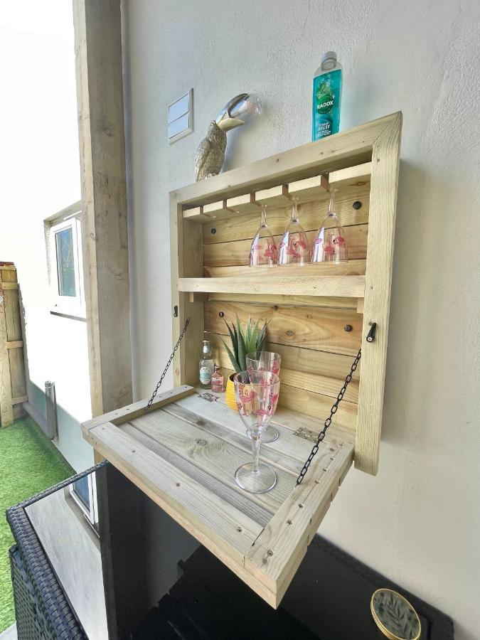 Coastline Retreats: Jungle-Themed Seafront Garden Apartment Bournemouth Exterior photo