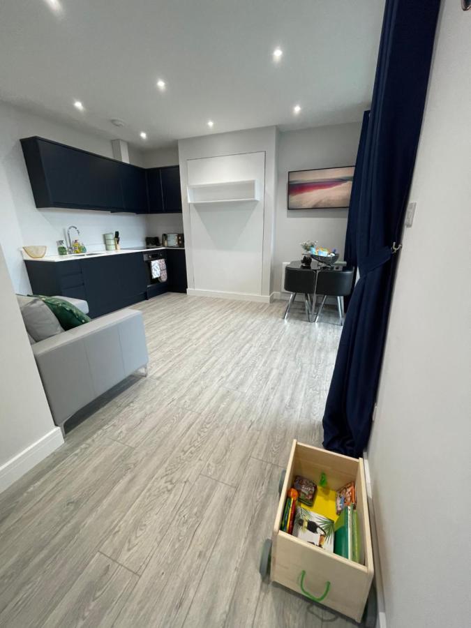 Coastline Retreats: Jungle-Themed Seafront Garden Apartment Bournemouth Exterior photo